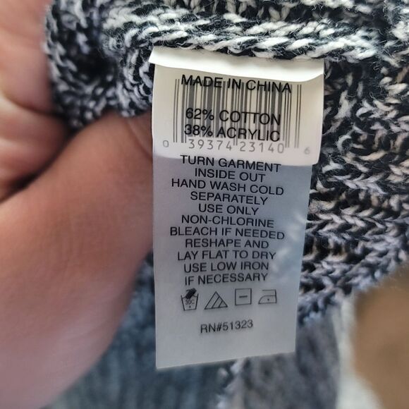 TWO BY VINCE CAMUTO Vneck Knit Sweater - Picture 7 of 7